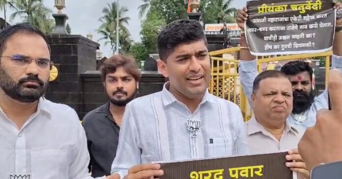 Dr Hrishikesh Kelkar speaks at protest against Mahavikas Aghadi in Chiplun.