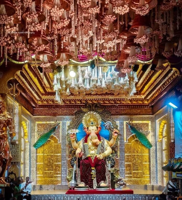 🚩'लालबागचा राजा'चरणी अंबानींकडून २० किलो सोन्याचा मुकूट अर्पण!